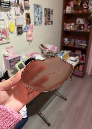 Huda Beauty dudak şeklinde makyaj çantası - Görsel 2