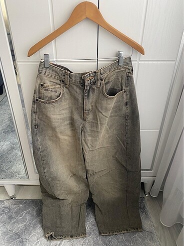 Y2K modasına uygun eskitilmiş desenli jean kot pantolon
