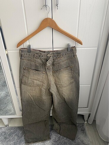 Bershka Y2K modasına uygun eskitilmiş desenli jean kot pantolon