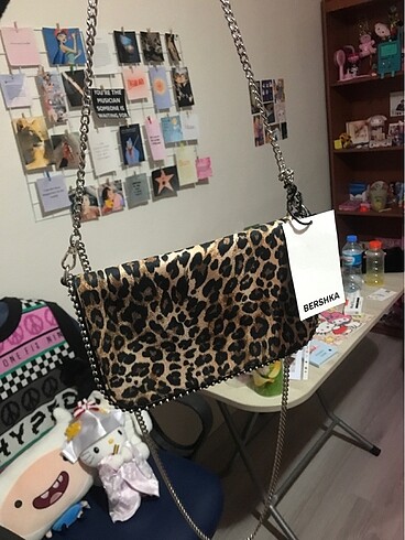  Beden Bershka leopar desenli omuz (çapraz) çantası