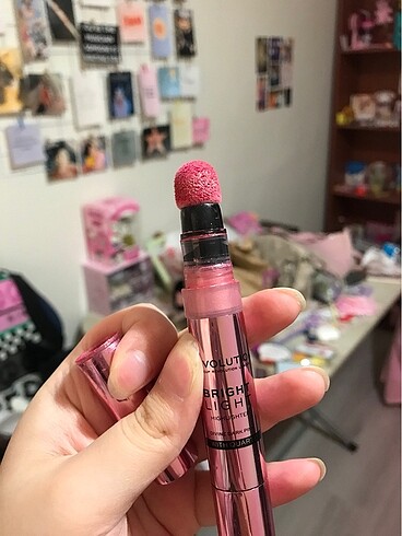 Revolution pembe aydınlatıcı Divine Dark Pink rengi