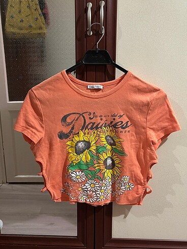Bershka ayçiçeği ve papatya desenli crop