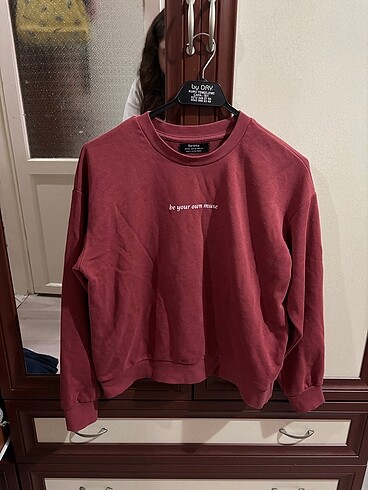 Bershka Be Your Own Muse sloganlı sweatshirt