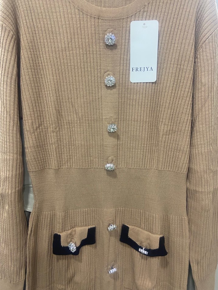 Düğmeli Uzun Kahverengi Triko Elbise - Görsel 4