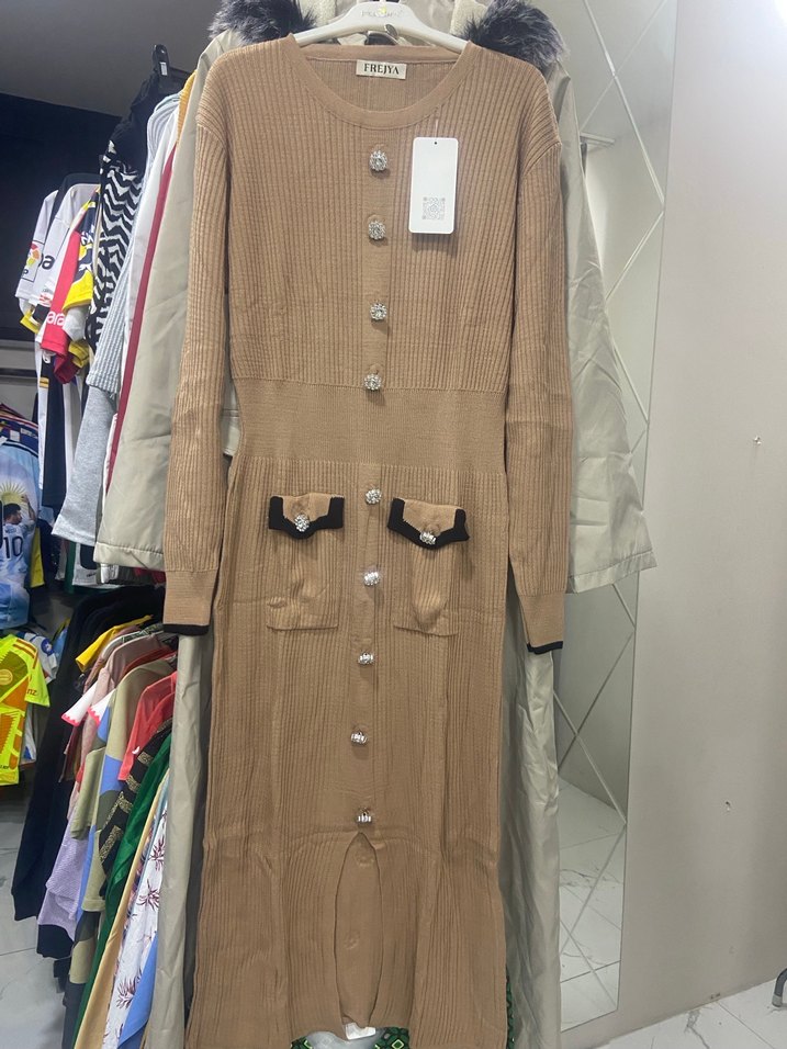 Düğmeli Uzun Kahverengi Triko Elbise - Görsel 3