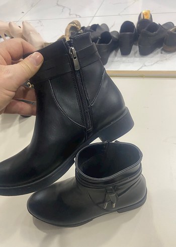 Siyah Deri Tokalı Kadın Topuklu Bot - Görsel 4