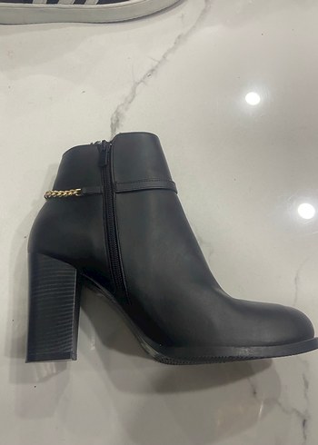 Siyah Deri Topuklu Tokalı Kadın Bot - Görsel 4