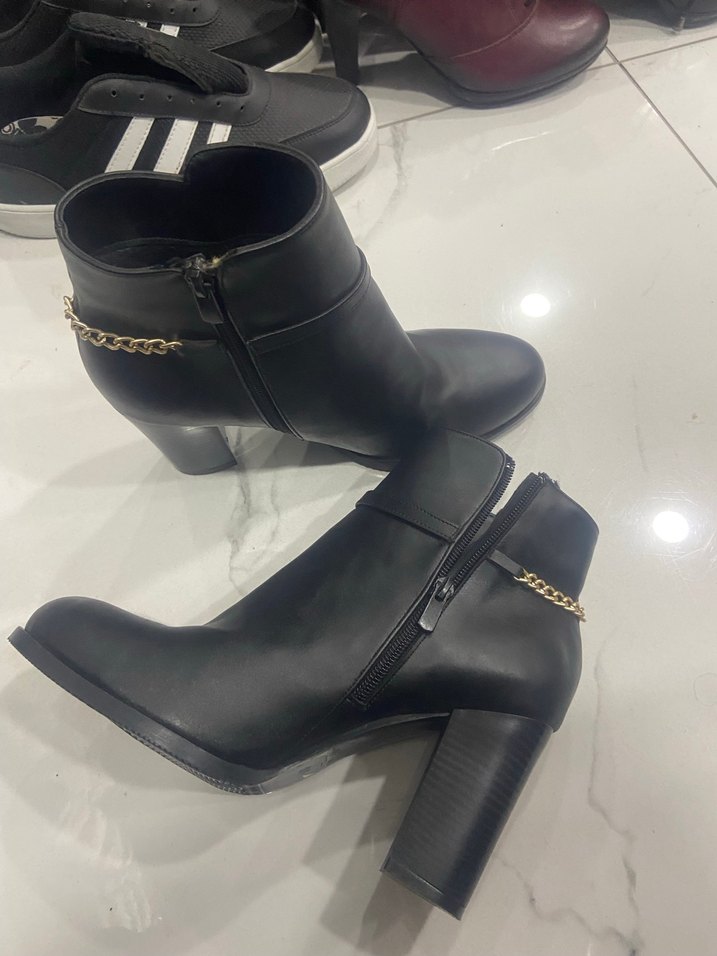 Siyah Deri Topuklu Tokalı Kadın Bot - Görsel 5