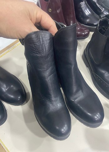 Siyah Kadın Deri Topuklu Bot - Görsel 2