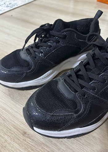 Siyah Yılan Desenli Bağcıklı Kadın Spor Ayakkabı - Görsel 3