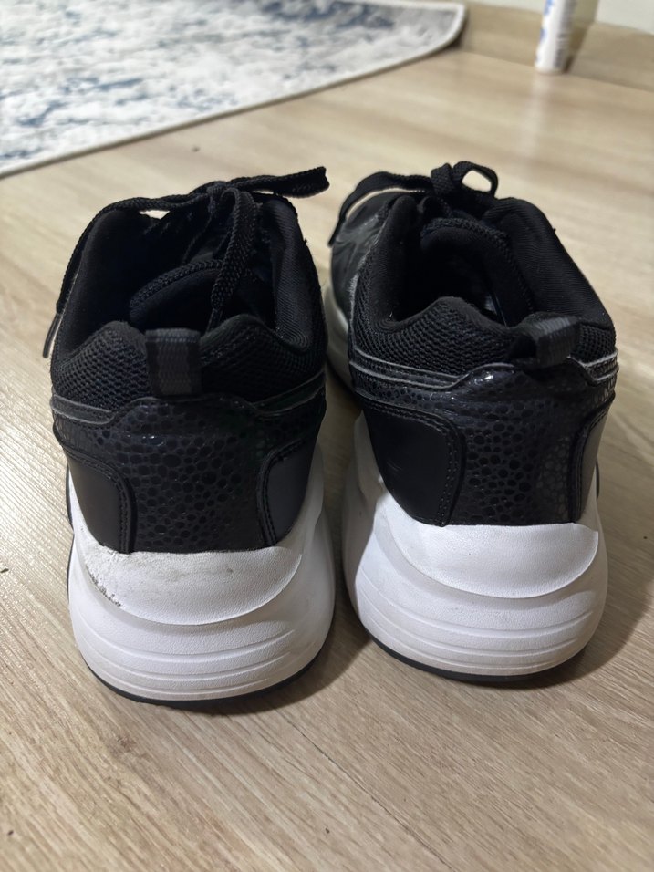 Siyah Yılan Desenli Bağcıklı Kadın Spor Ayakkabı - Görsel 4