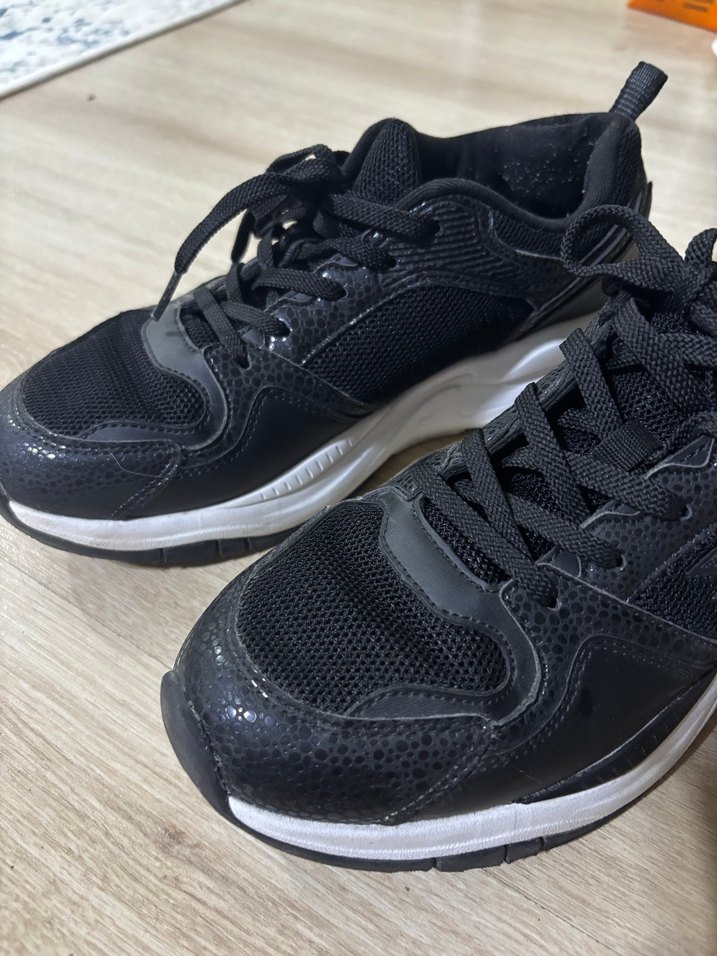 Siyah Yılan Desenli Bağcıklı Kadın Spor Ayakkabı - Görsel 3