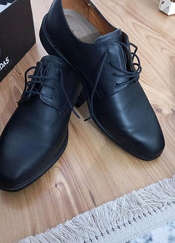Siyah deri klasik erkek ayakkabı