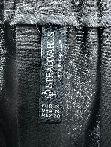 m Beden siyah Renk Stradivarius Mini Etek %70 İndirimli.