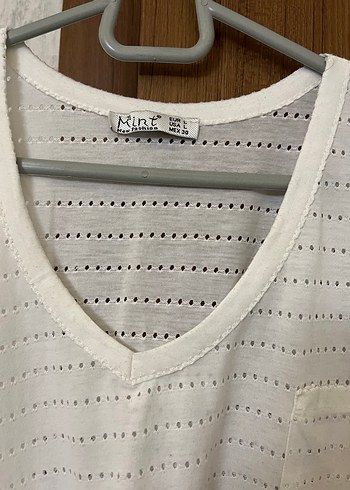 Beyaz V Yaka Kadın Tişört - Görsel 3