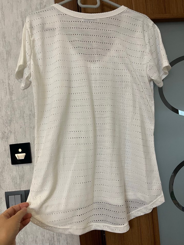 Beyaz V Yaka Kadın Tişört - Görsel 4