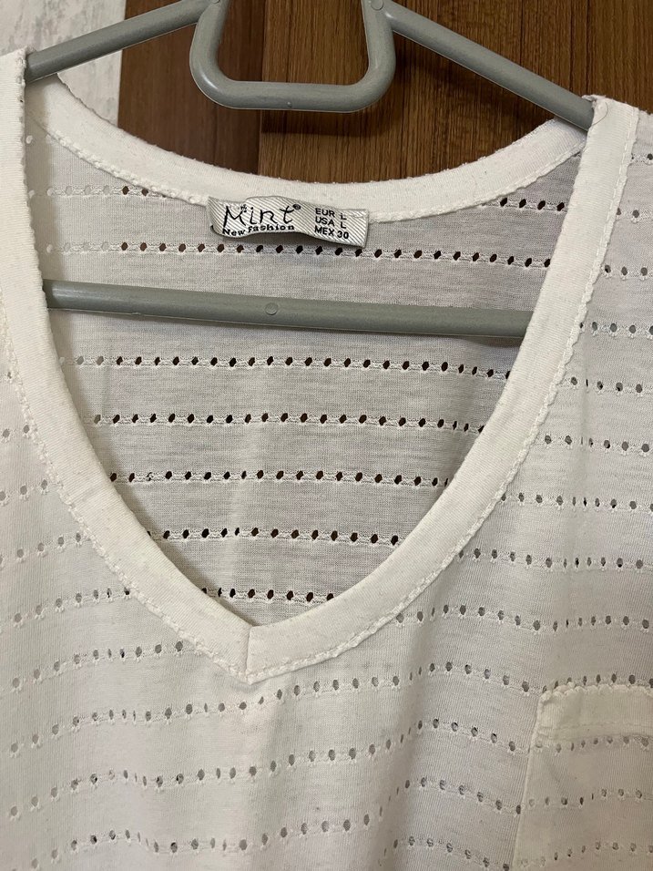 Beyaz V Yaka Kadın Tişört - Görsel 3