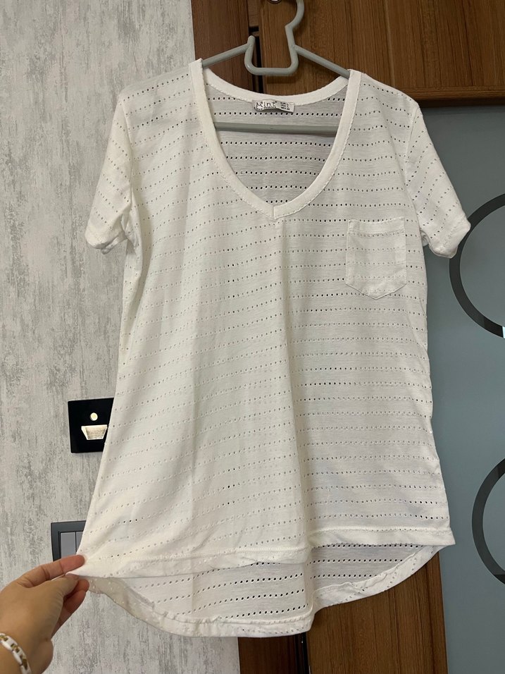 Beyaz V Yaka Kadın Tişört - Görsel 2