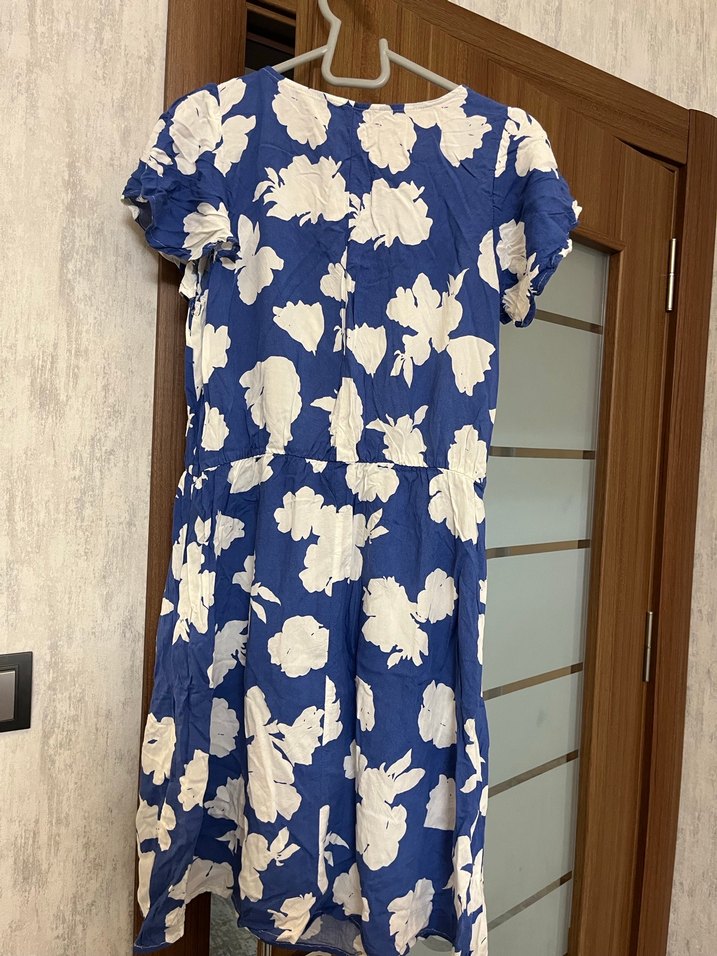 Mavi Beyaz Çiçekli Elbise - Görsel 4
