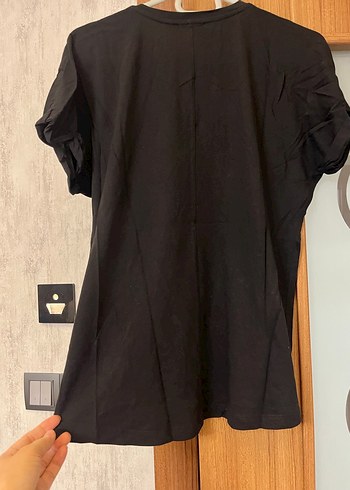 Zincir Detaylı Siyah Kadın Tişört - Görsel 3