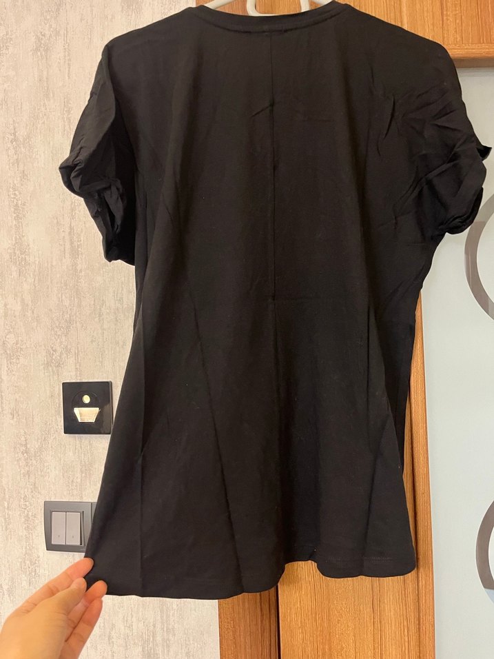 Zincir Detaylı Siyah Kadın Tişört - Görsel 3