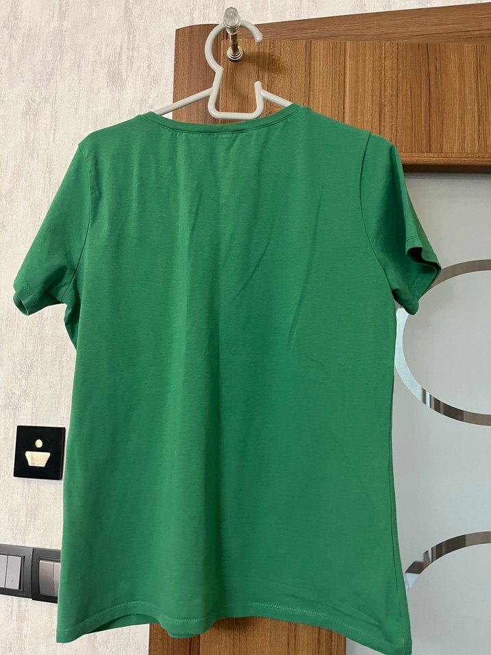 Yeşil V Yaka Kadın Tişört - Görsel 3