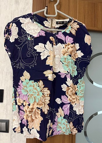 Çiçek Desenli, V Yakalı, Kolsuz Bluz - Görsel 2