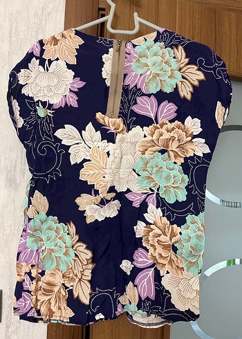 Çiçek Desenli, V Yakalı, Kolsuz Bluz - Görsel 4