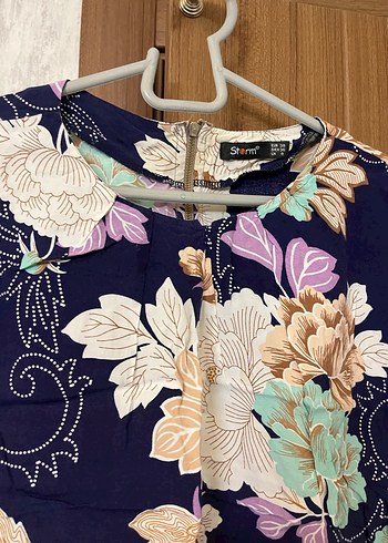 Çiçek Desenli, V Yakalı, Kolsuz Bluz - Görsel 3