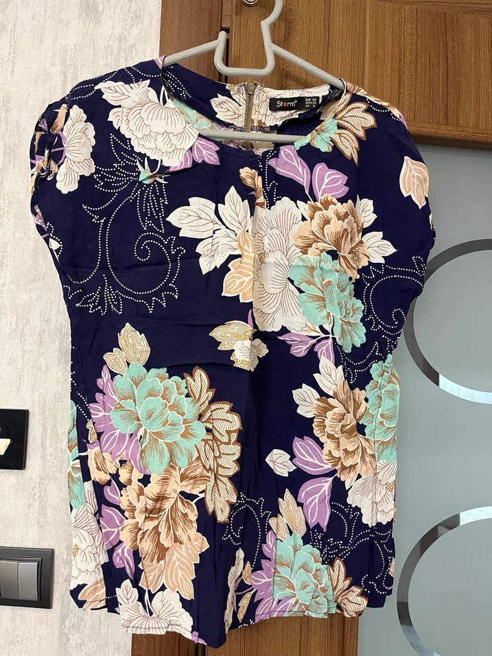 Çiçek Desenli, V Yakalı, Kolsuz Bluz - Görsel 2