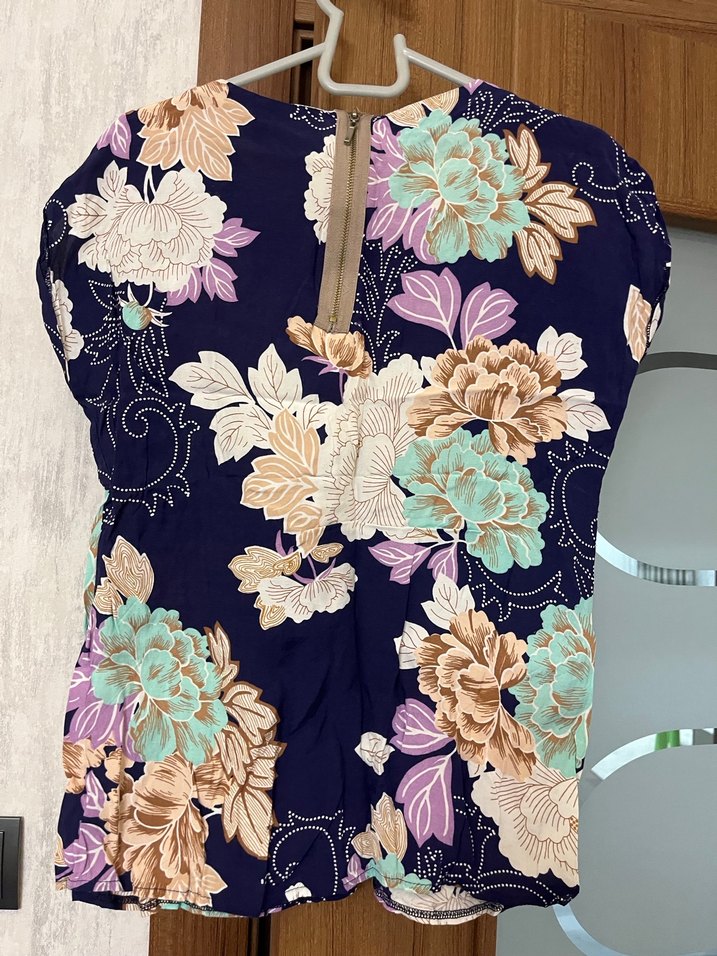 Çiçek Desenli, V Yakalı, Kolsuz Bluz - Görsel 4