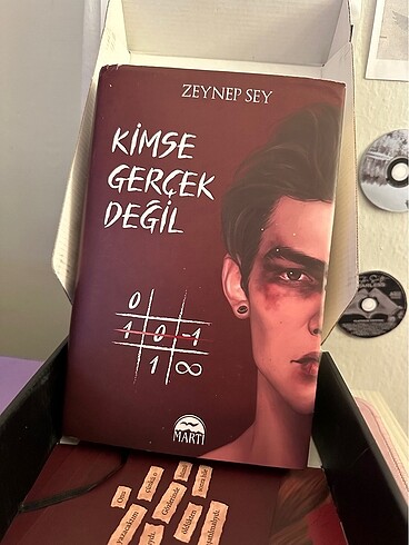 Zeynep Sey Kimse Gerçek Değil Kutulu Set