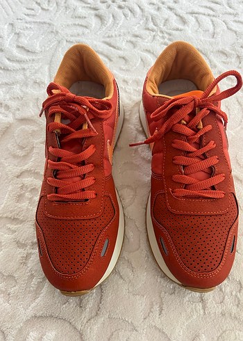 Kadın Nike süet spor ayakkabı - Görsel 3