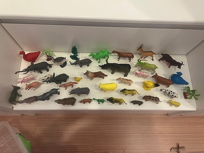 plastik oyuncak hayvanlar