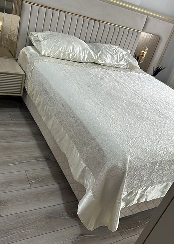 İşlemeli Parlak Beyaz Yatak Örtüsü - Görsel 3