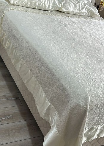 İşlemeli Parlak Beyaz Yatak Örtüsü - Görsel 4