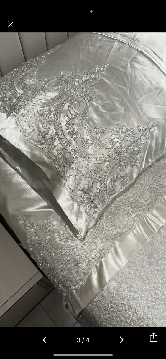 İşlemeli Parlak Beyaz Yatak Örtüsü - Görsel 2