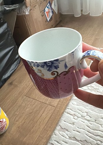  Beden Sarı ve Pembe Çiçek Desenli Porselen Kupa