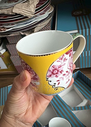 Sarı ve Pembe Çiçek Desenli Porselen Kupa