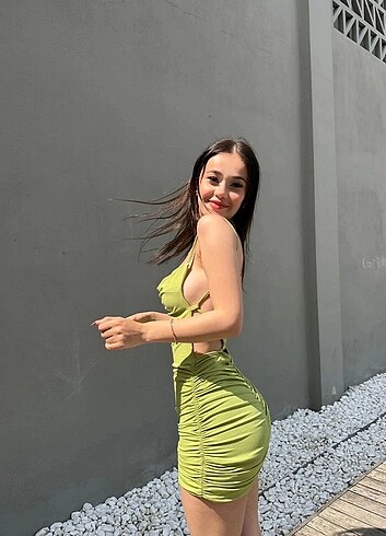 Bershka Sırt dekolteli büzgülü elbise 