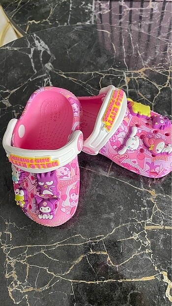 Crocs hello kitty? C4