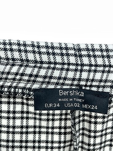 34 Beden çeşitli Renk Bershka Mini Şort %70 İndirimli.