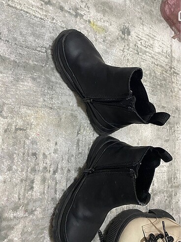 23 Beden beyaz Renk Zara 23 numara çocuk botu