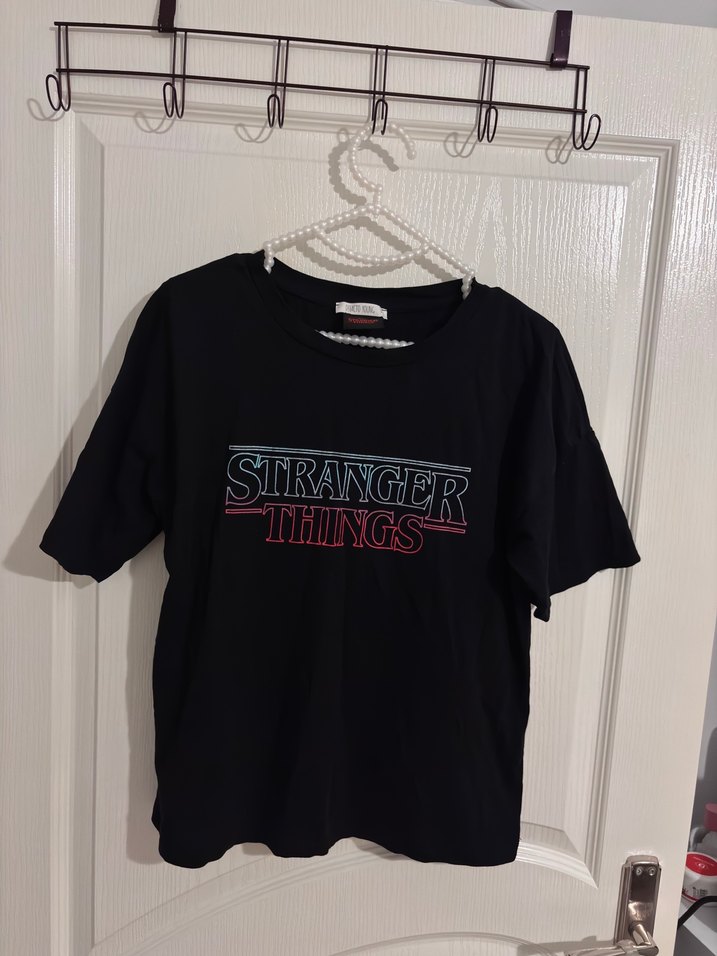 Siyah Stranger Things Baskılı Tişört - Görsel 2