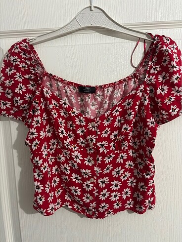 Bershka kırmızı çiçekli bluz