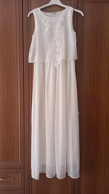 Beyaz tüllü elbise