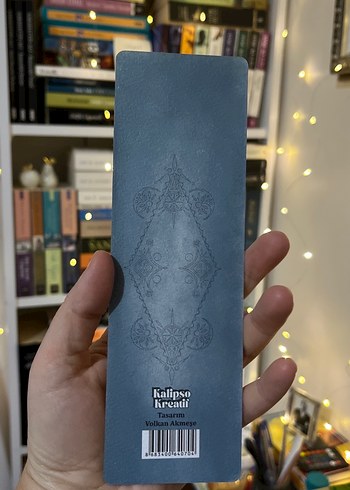 Şehirde Yağmur Altında Kadın Kitap Ayracı - Görsel 2