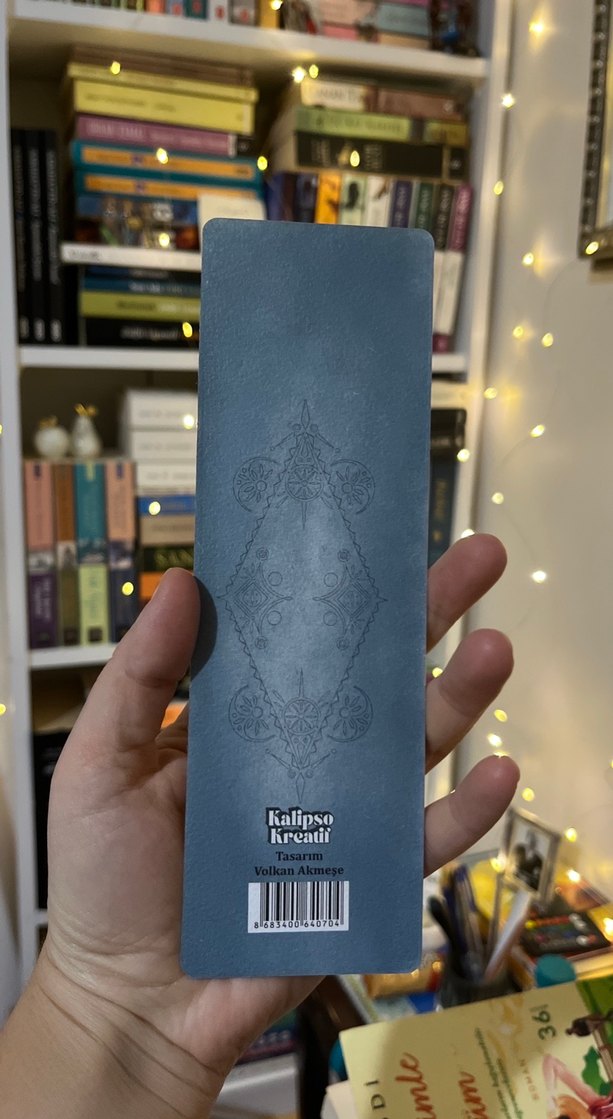 Şehirde Yağmur Altında Kadın Kitap Ayracı - Görsel 2