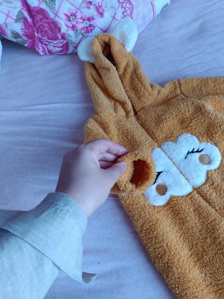 Sarı Peluş Bebek Tulumu, Kapüşonlu, Baskılı - Görsel 2