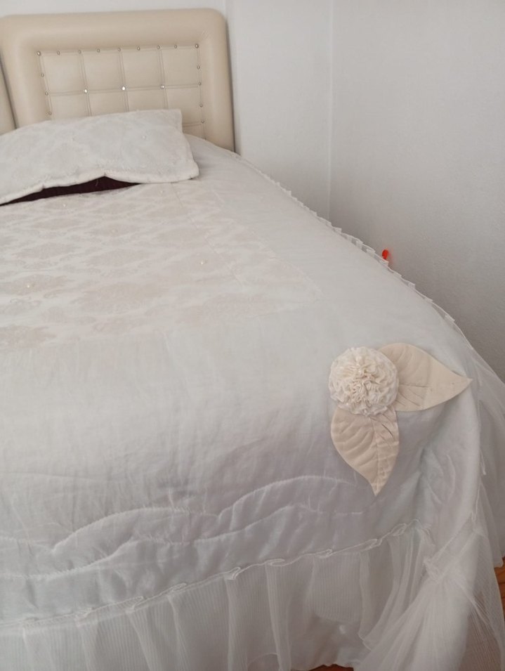 İşlemeli Beyaz Yatak Örtüsü - Görsel 2